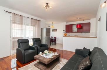 Appartamenti con parcheggio Kastel Novi, Castelli - Kaštela - 24745