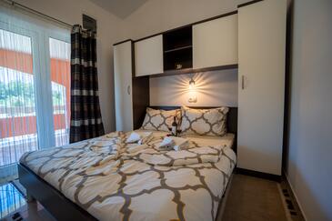 Lägenheter med terrass Vir, Norra Dalmatien