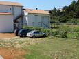 Rab, Rab, Parkirišče 24761 - Apartmaji v bližini morja s prodnato plažo.