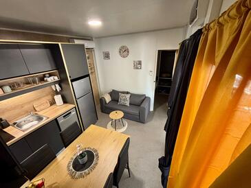 Pakoštane, Woonkamer in accommodatietype apartment, airconditioning beschikbaar en WiFi.