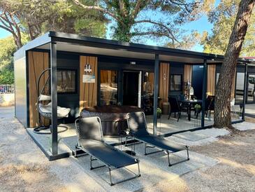 Pakoštane, Biograd, Object 24764 - Appartementen met een kiezelstrand.