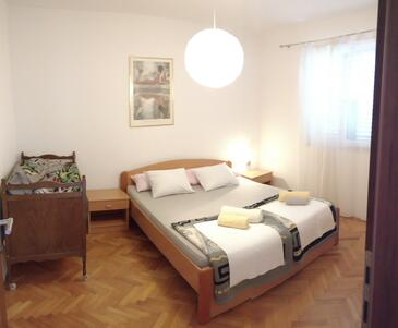 Appartement de trois chambres Pirovac, Sibenik (A-24766-a)