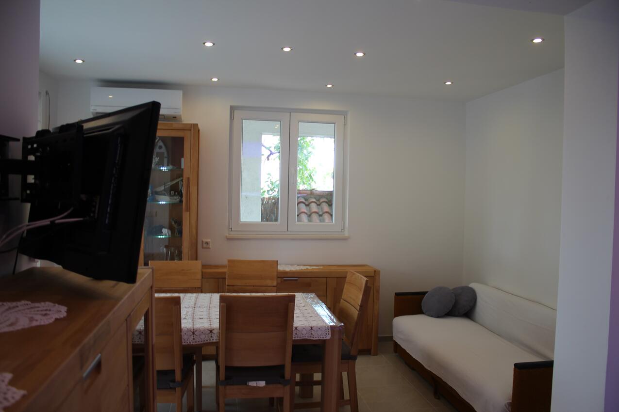 Appartamenti con parcheggio Slosella - Pirovac, Sebenico - Šibenik - 24766