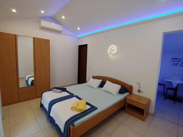 Ferienwohnungen mit Parkplatz Pirovac, Sibenik - 24766