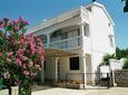 Pirovac, Šibenik, Verft 24766 - Leiligheter med en rullesteinstrand.