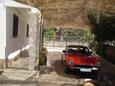 Pirovac, Šibenik, Parkering 24766 - Leiligheter med en rullesteinstrand.