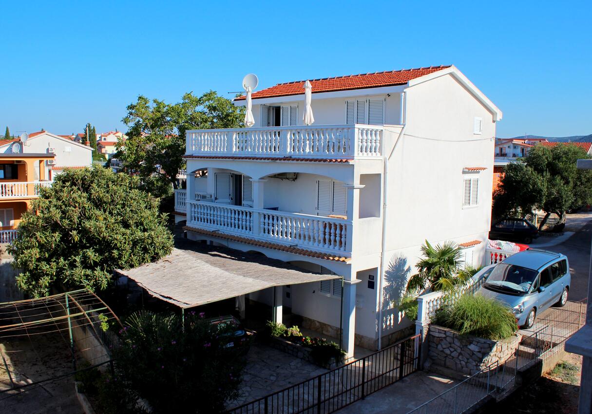 Appartamenti con parcheggio Slosella - Pirovac, Sebenico - Šibenik - 24766
