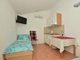 Makarska, Cocina en alojamiento de tipo studio-apartment, aire acondicionado disponible y WiFi.