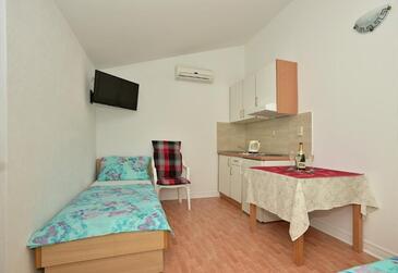 Makarska, Cocina en alojamiento de tipo studio-apartment, aire acondicionado disponible y WiFi.