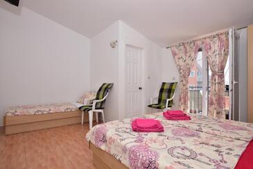 Apartments with parking space Makarska - 24785