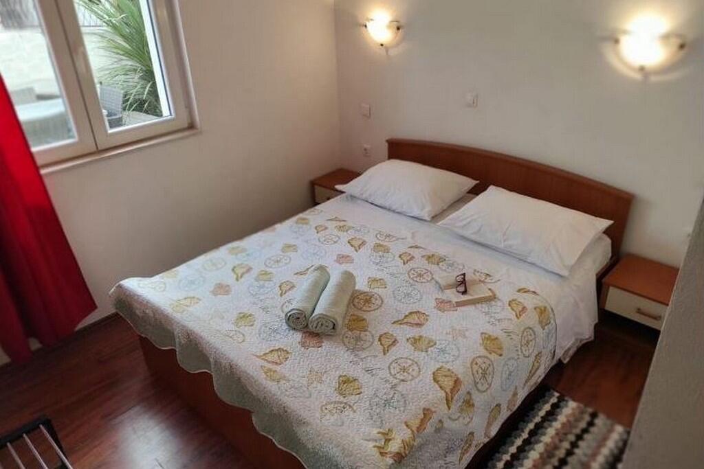 Appartamenti con parcheggio Krapanj, Sebenico - Šibenik - 24787