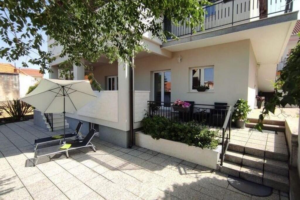 Appartamenti con parcheggio Krapanj, Sebenico - Šibenik - 24787