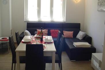 Turanj, Woonkamer in accommodatietype apartment, airconditioning beschikbaar en WiFi.