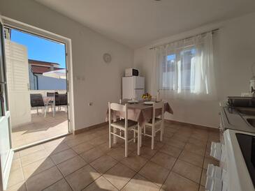 Rab, Jadalnia w zakwaterowaniu typu apartment, zwierzęta domowe są dozwolone i WiFi.