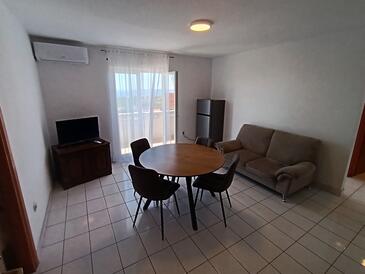 Lun, Sala da pranzo nell'alloggi del tipo apartment, condizionatore disponibile e WiFi.