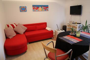 Seline, Wohnzimmer in folgender Unterkunftsart apartment, Klimaanlage vorhanden, Haustiere erlaubt und WiFi.