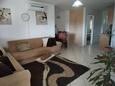 Seline, Wohnzimmer in folgender Unterkunftsart apartment, Klimaanlage vorhanden, Haustiere erlaubt und WiFi.