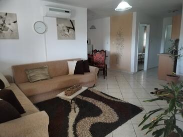 Seline, Wohnzimmer in folgender Unterkunftsart apartment, Klimaanlage vorhanden, Haustiere erlaubt und WiFi.