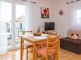 Vodice, Comedor en alojamiento de tipo studio-apartment, WiFi.