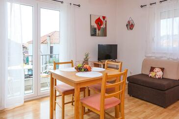 Vodice, Comedor en alojamiento de tipo studio-apartment, WiFi.