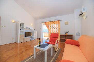 Krk, Dnevni boravak u smještaju tipa apartment, dostupna klima i WiFi.