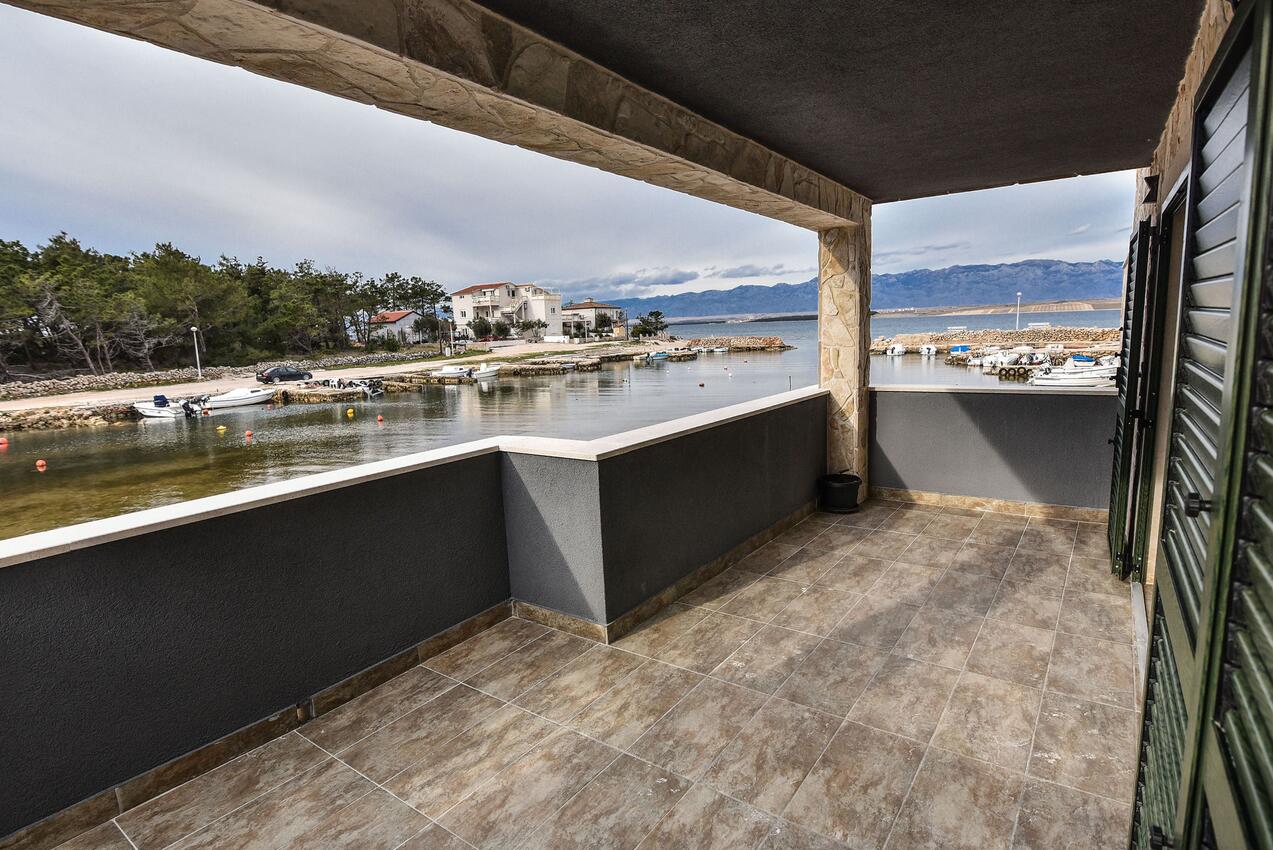 Familiehus med basseng ved sjøen Vir - 24816