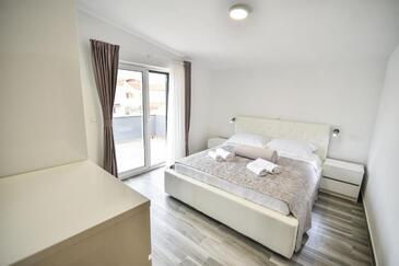 Familiehus med pool ved havet Vir - 24816