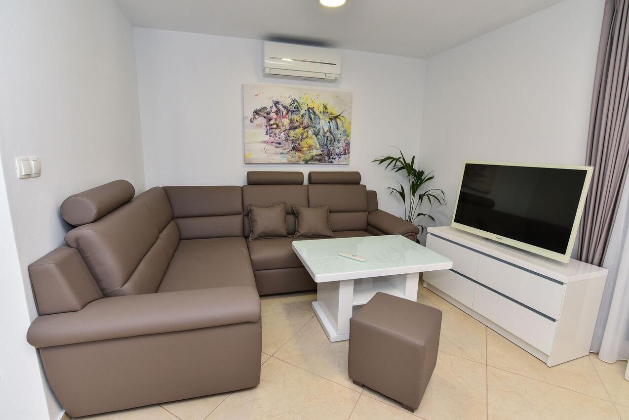 Familiehus med basseng ved sjøen Vir - 24816