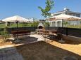 Privlaka, Zadar, Udvar 24834 - Apartmanok a tenger közelében homokos stranddal.