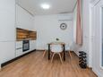 Vir, Jedáleň v ubytovacej jednotke apartment, klimatizácia k dispozícii a WiFi.