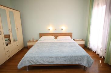 Punat, Chambre dans l’hébergement en type room, climatisation disponible et WiFi.