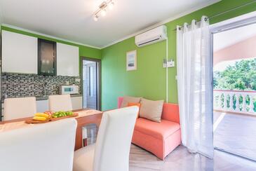 Supetarska Draga - Gonar, Living room in the apartment, air condition available, (pet friendly) and WiFi.