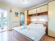 Supetarska Draga - Gonar, Bedroom in the apartment, (pet friendly) and WiFi.