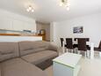 Punat, Woonkamer in accommodatietype apartment, airconditioning beschikbaar en WiFi.