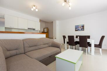 Punat, Woonkamer in accommodatietype apartment, airconditioning beschikbaar en WiFi.