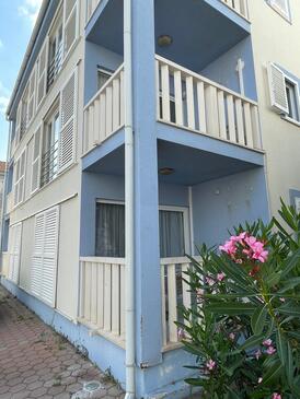Mirca, Brač, Overnatting 24865 - Leiligheter blizu mora med en rullesteinstrand.