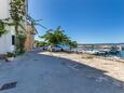 Drašnice, Makarska, Parkering 24869 - Leiligheter blizu mora med en rullesteinstrand.