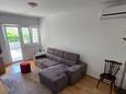 Seget Vranjica, Wohnzimmer in folgender Unterkunftsart apartment, Klimaanlage vorhanden, Haustiere erlaubt und WiFi.