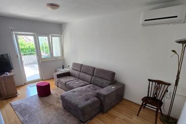 Seget Vranjica, Wohnzimmer in folgender Unterkunftsart apartment, Klimaanlage vorhanden, Haustiere erlaubt und WiFi.