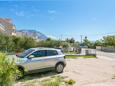 Duće, Omiš, Parkolóhely 24876 - Apartmanok a tenger közelében homokos stranddal.