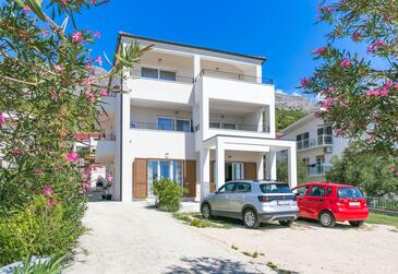 Duće, Omiš, Szálláshely 24876 - Apartmanok a tenger közelében homokos stranddal.