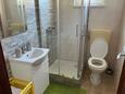 Novigrad, Bathroom in the studio-apartment, (pet friendly) and WiFi.