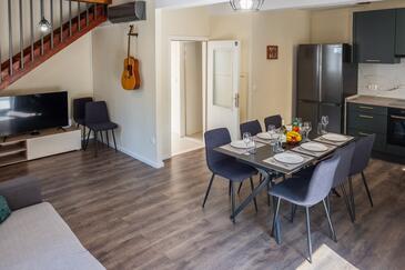 Wohnzimmer Omiš, Wohnzimmer in folgender Unterkunftsart apartment, Klimaanlage vorhanden und WiFi.