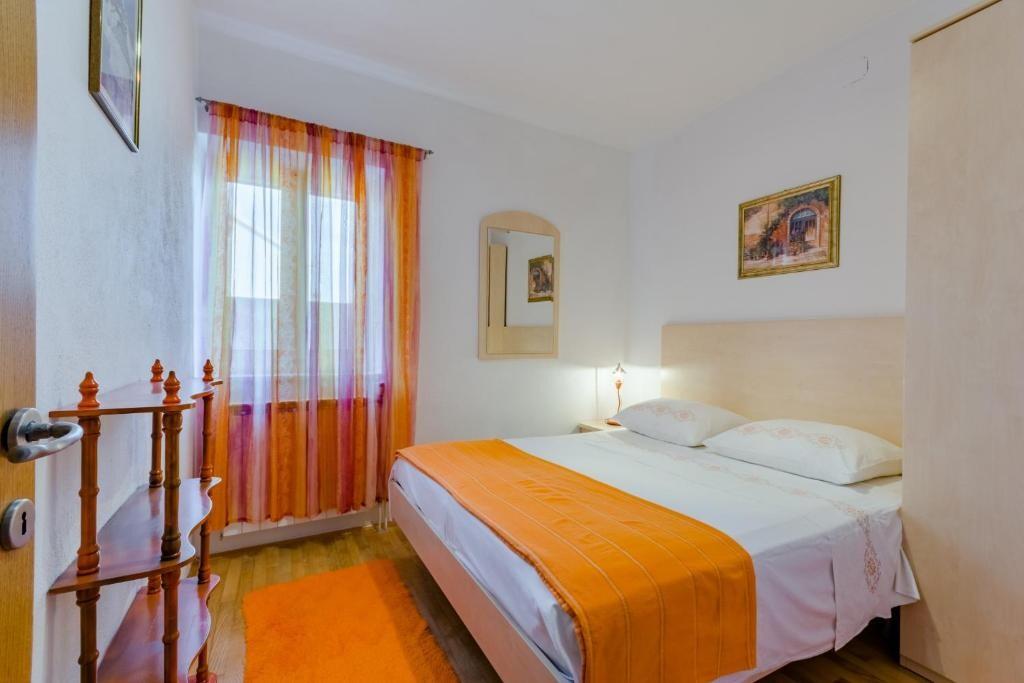 Apartments with parking space Postira, Brač - 24905