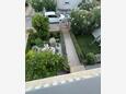 Vodice, Vodice, Двор 24913 - Апартаменты с галечным пляжем.
