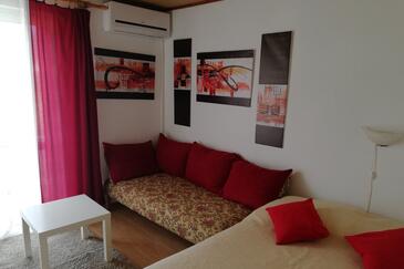 Banjol, Living room in the apartment, air condition available, (pet friendly) and WiFi.