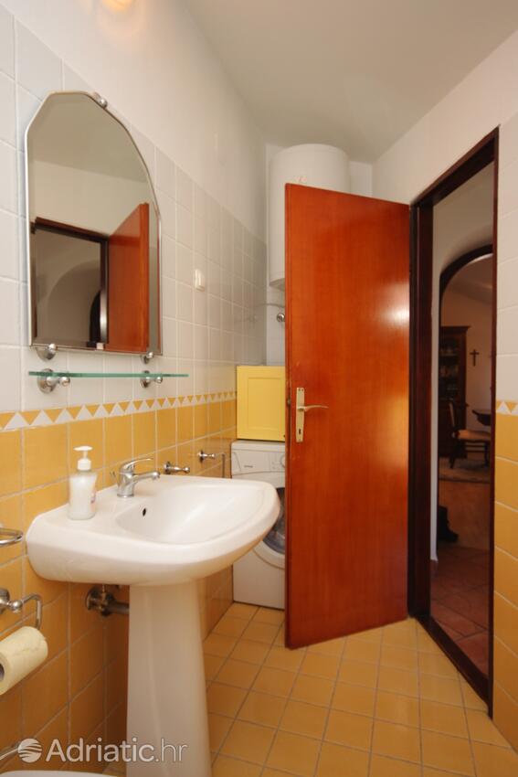 A-2498-a - Alloggi privati - Appartamenti e camere con parcheggio Cunski, Lussino - Lošinj