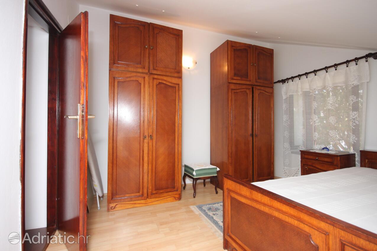 A-2498-a - Alloggi privati - Appartamenti e camere con parcheggio Cunski, Lussino - Lošinj