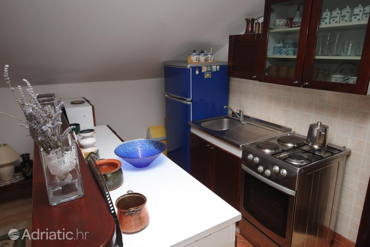A-2498-a - Alloggi privati - Appartamenti e camere con parcheggio Cunski, Lussino - Lošinj