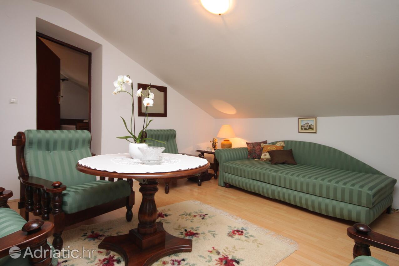A-2498-a - Alloggi privati - Appartamenti e camere con parcheggio Cunski, Lussino - Lošinj